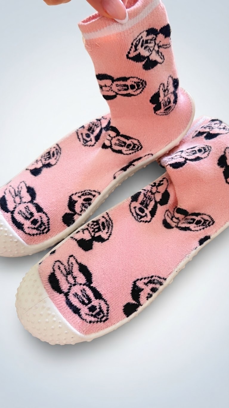 Minnie de couleur rose clair, vendus notamment par la marque Kiabi Pointure 35/36 très confortable Neuf 