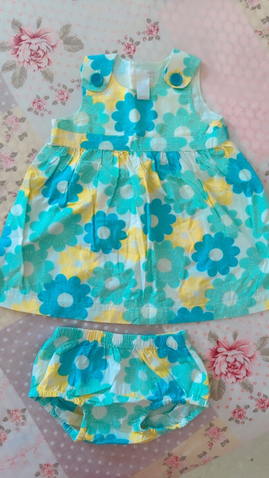 Robe avec culotte neuf sans etiquette de 9 a 12 mois couleur vert d eau jaune blanc