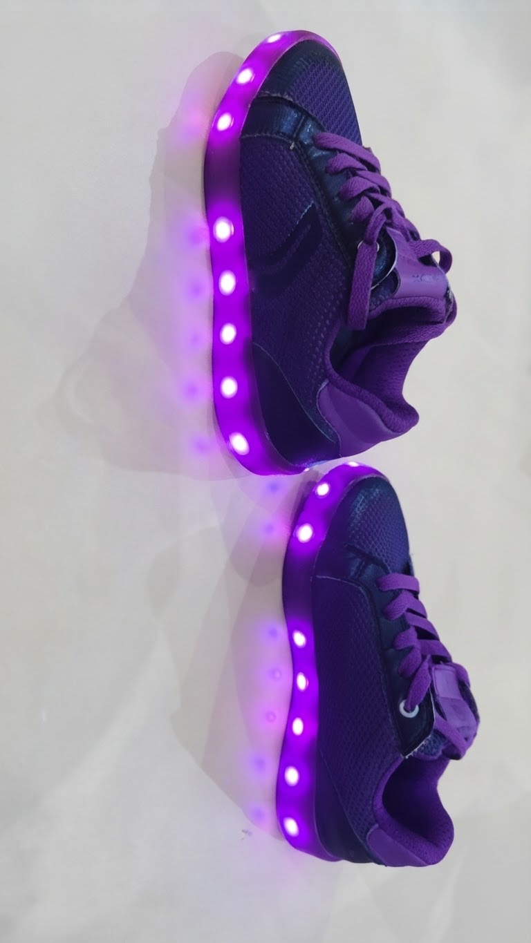 Baskets violettes pour enfant modele Geox caracterisé par des lumières LED intégrées dans la semelle et un bouton de commande sur la languette pointure 32 très bon état