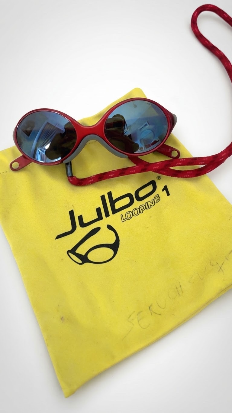 Les lunettes présentées sur l'image sont les Julbo Looping 1, un modèle réversible et très résistant spécialement conçu pour la protection solaire des bébés unisexe