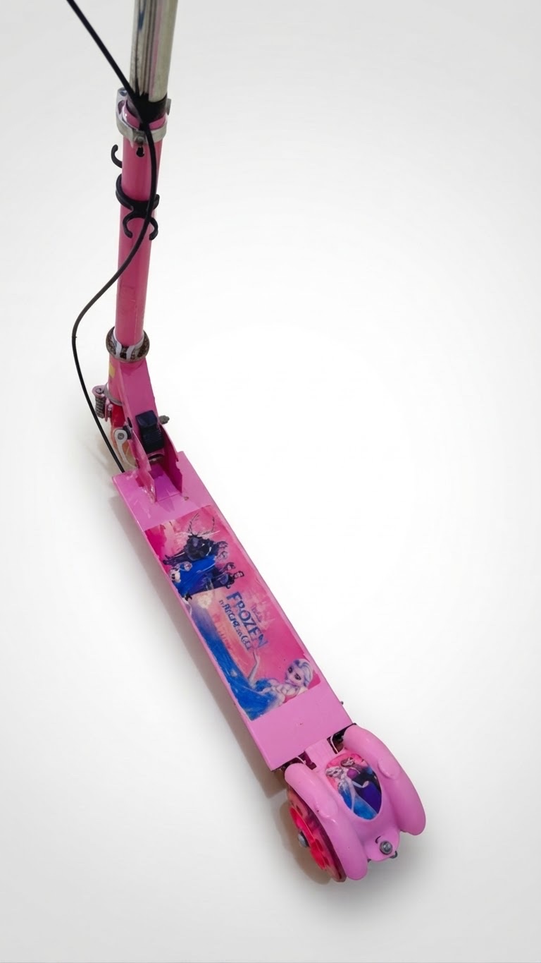 Trottinette rose à 3 roues pour enfants, décorée sur le thème de La Reine des Neiges (Frozen) et équipée d'une petite sonnette sur le guidon.