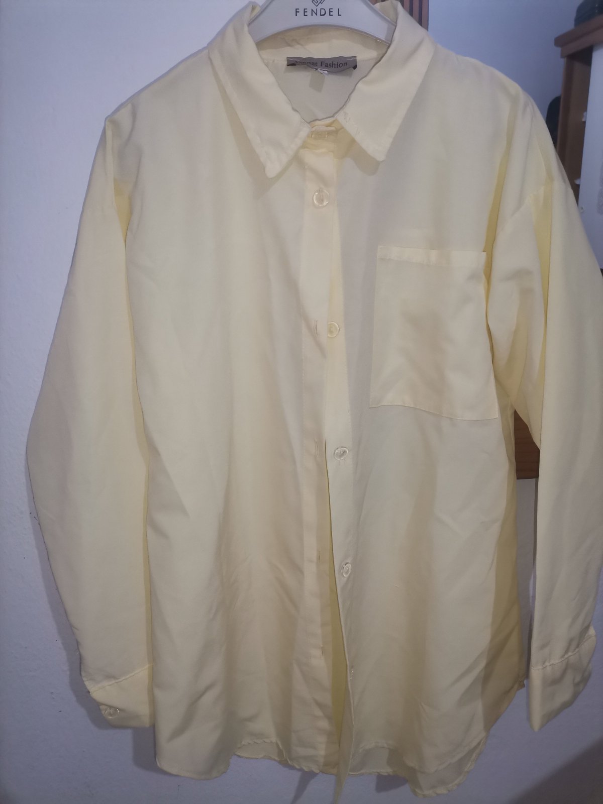 Chemise jaune pastelle