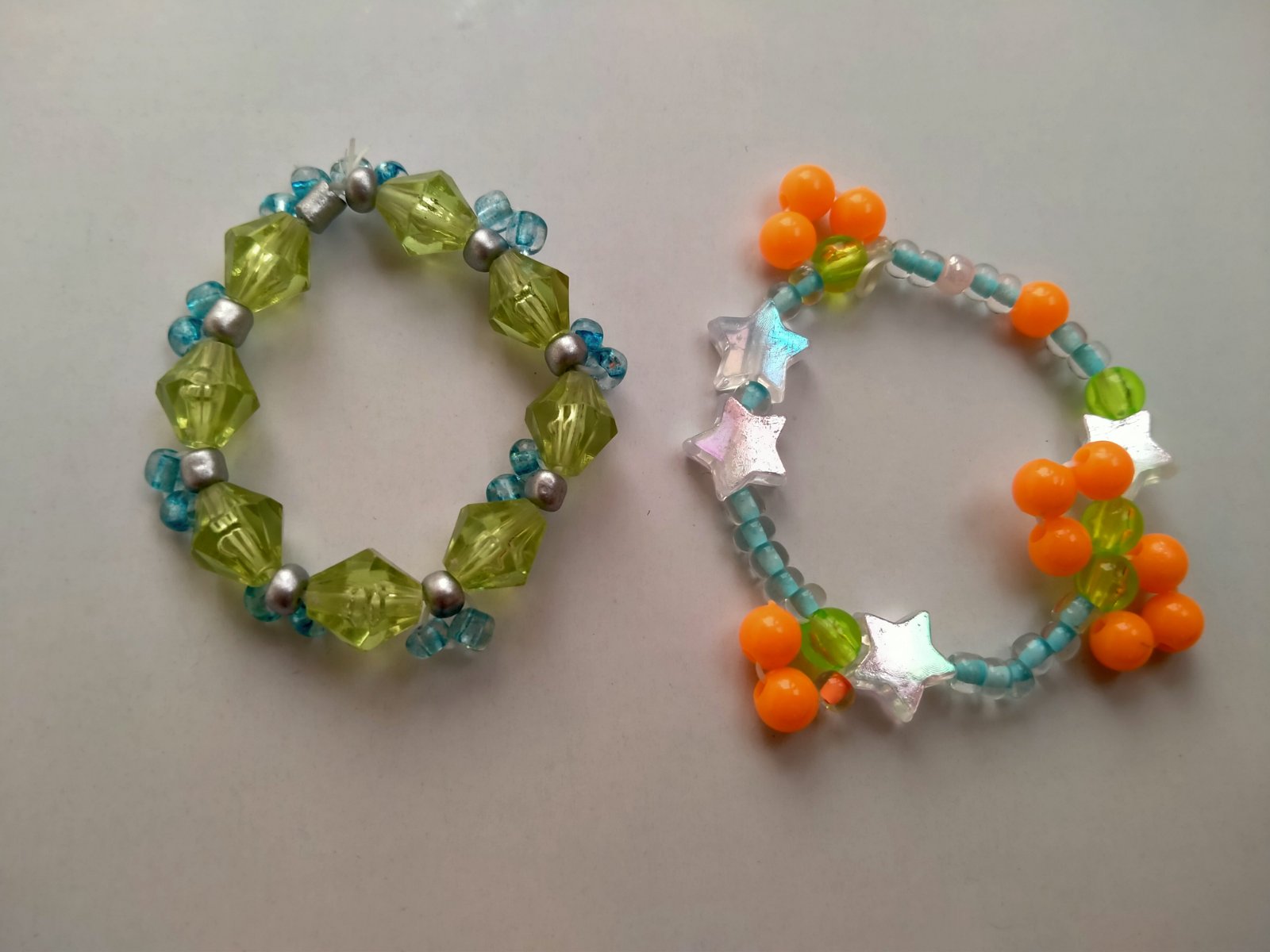 2 bracelets 