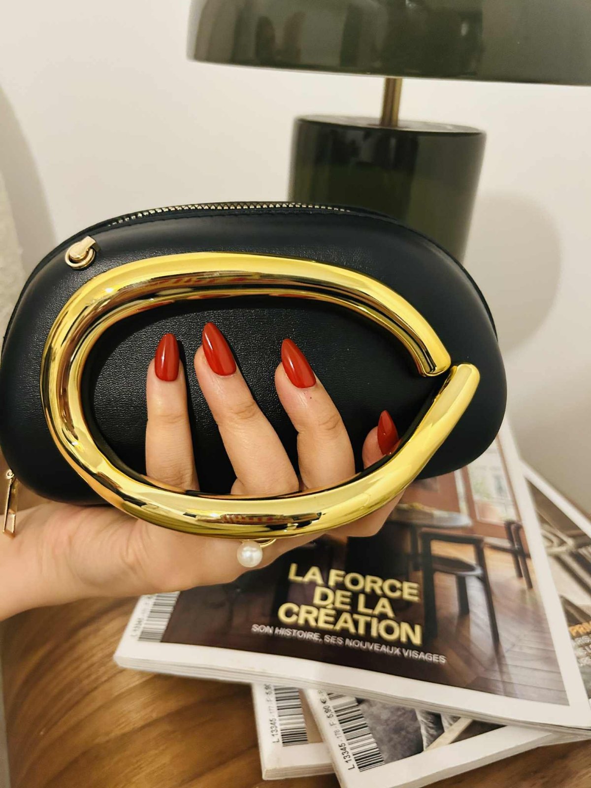 Pochette avec poignée en doré 