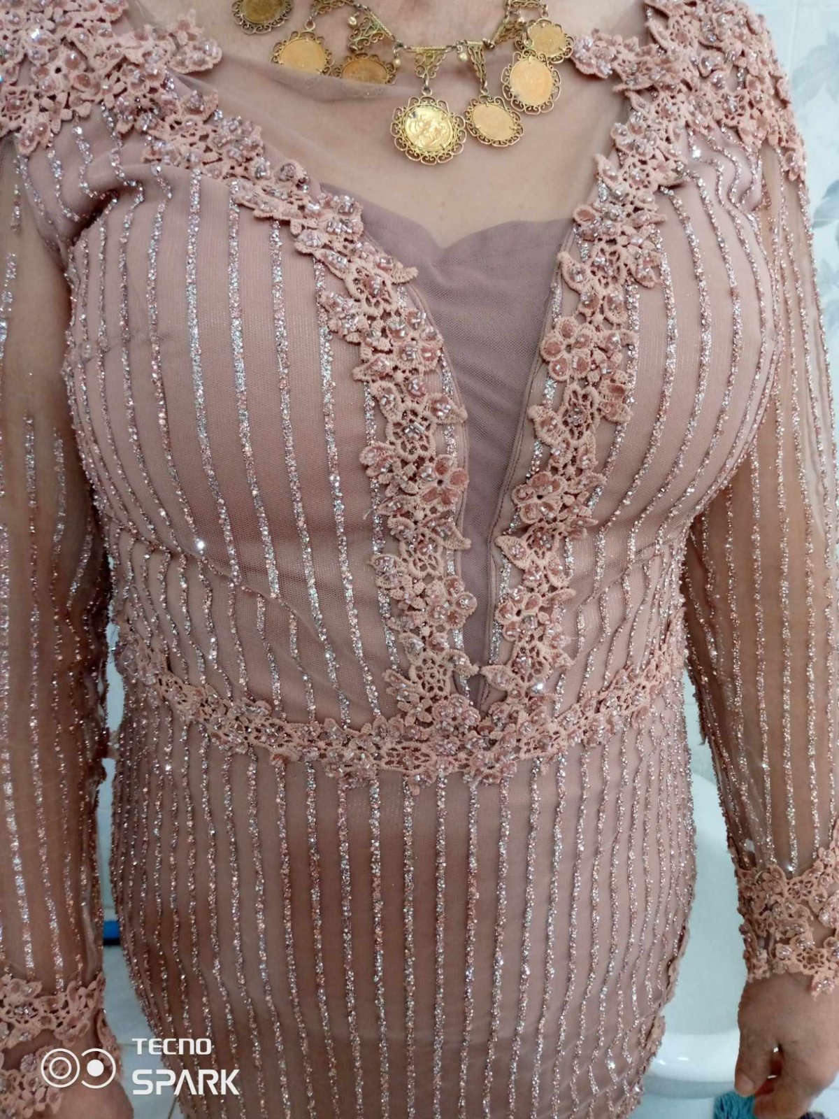 Robe nude rosée paillettes caviar 