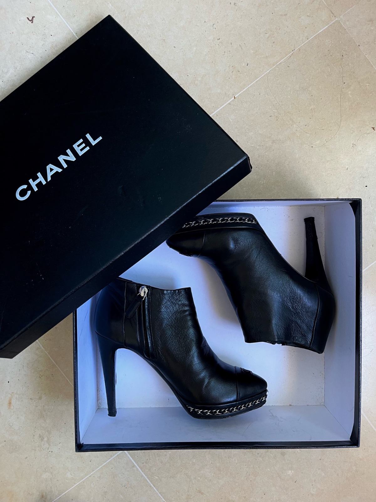 Des bottines noir chanel authentique