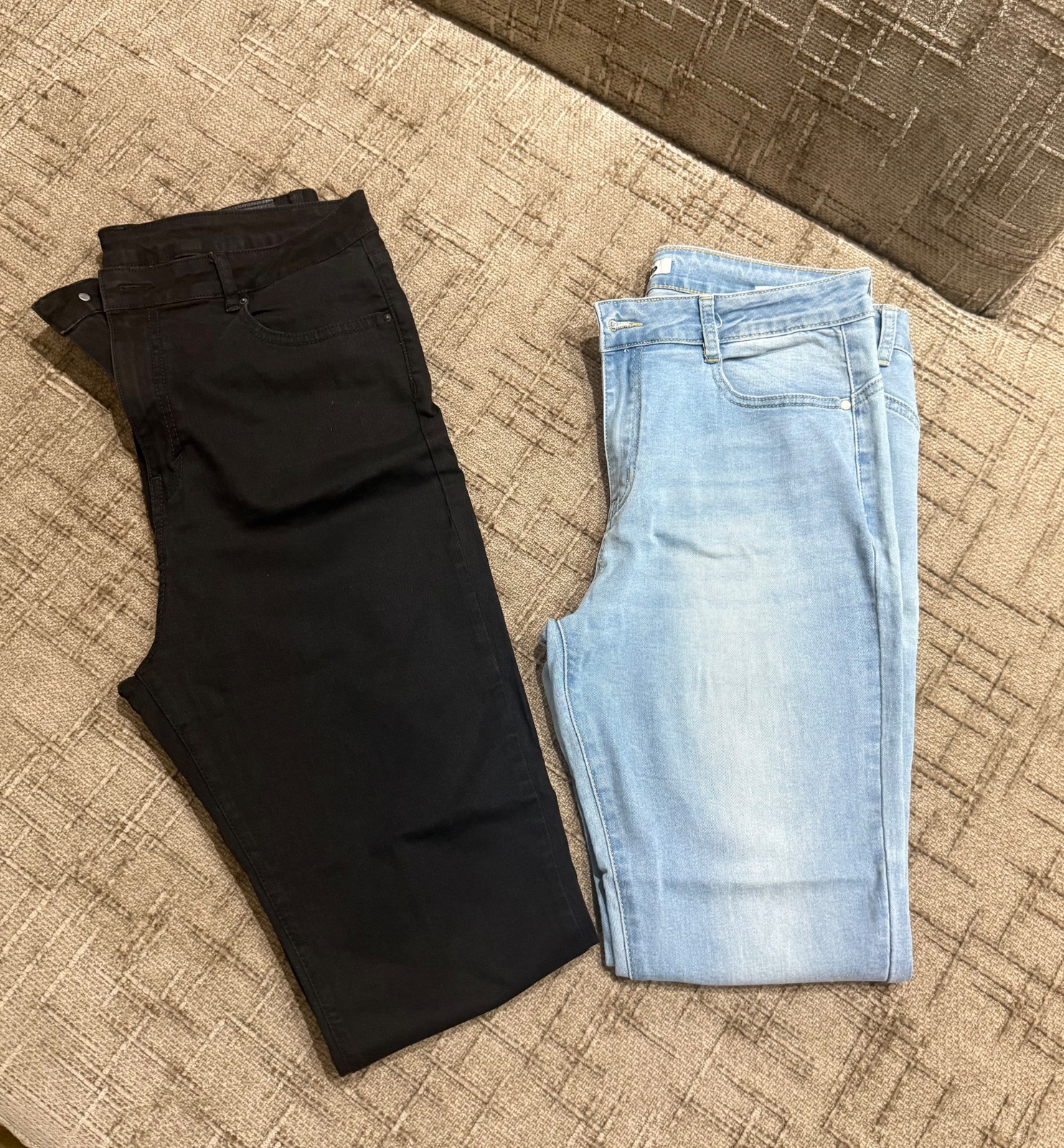 Deux pantalons 