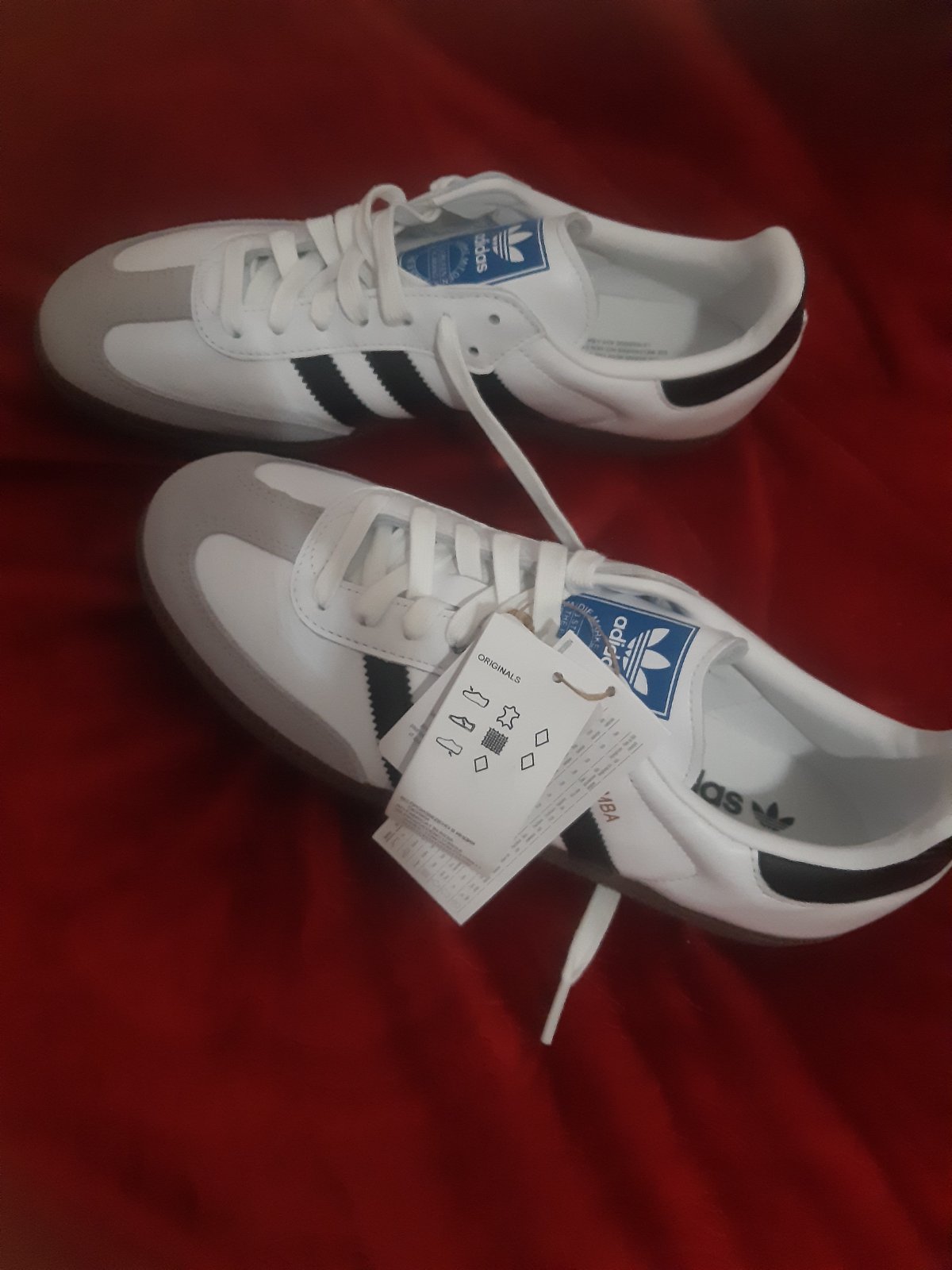 الموديل: Adidas Samba OG (White/Black/Gum) - الموديل الأكثر طلباً حالياً.