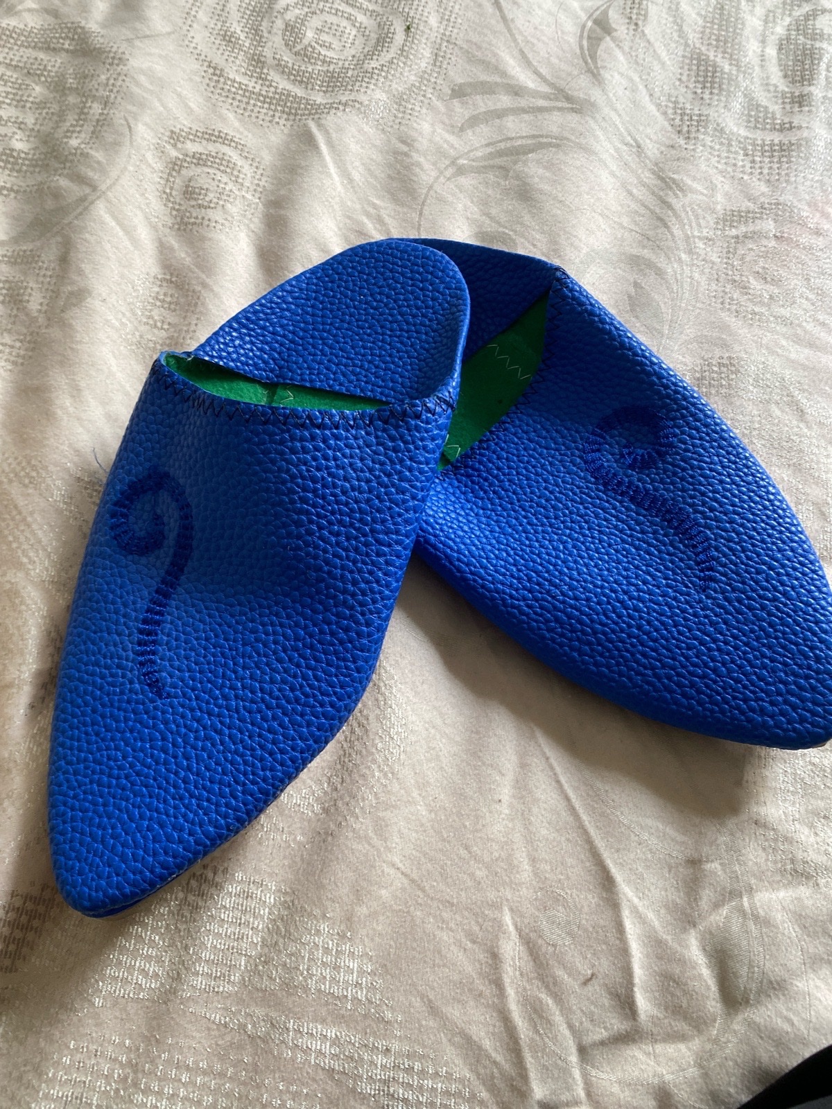  jolie balgha marocaine en cuir 