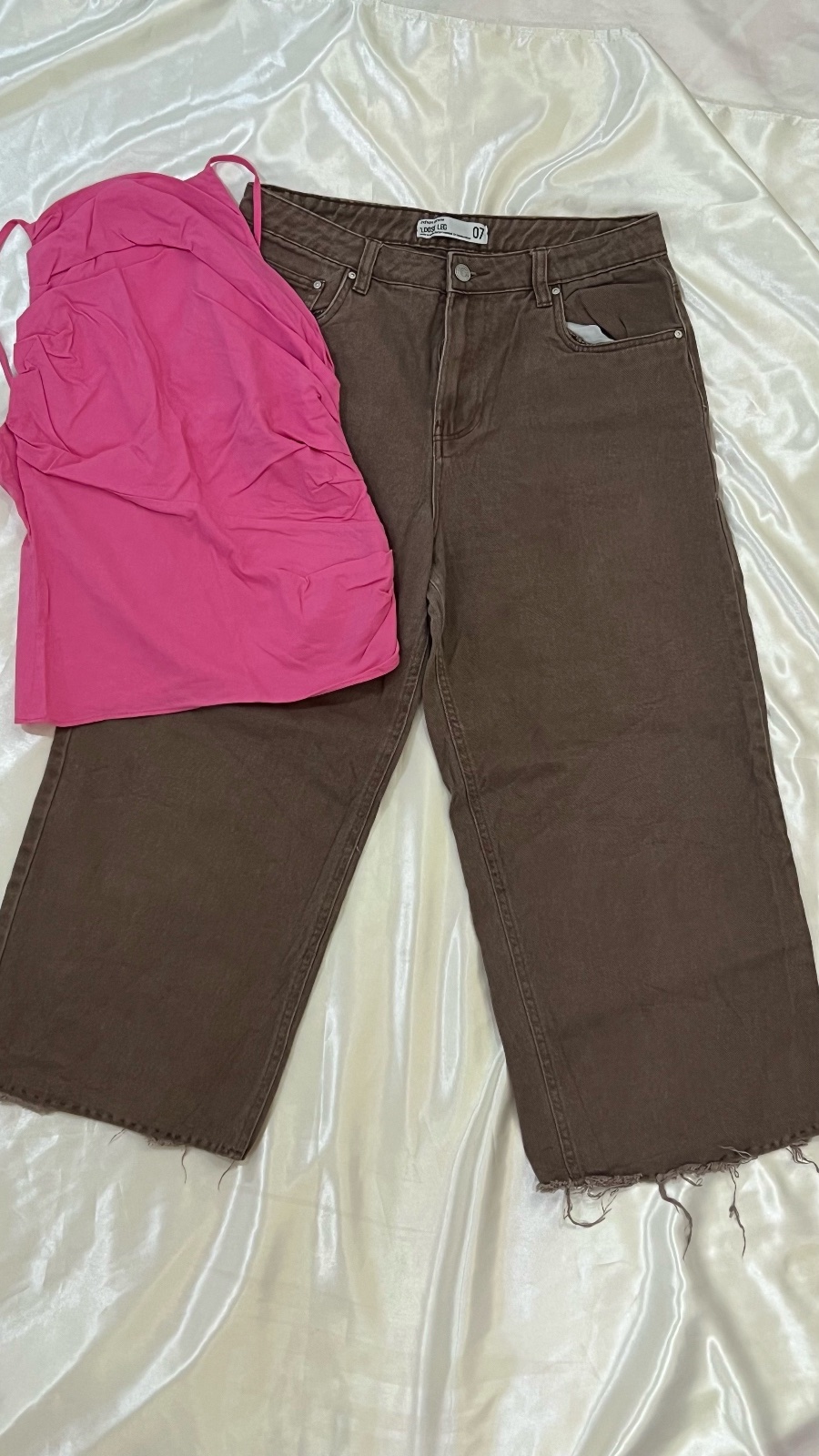 Top rose et pantalon large marron