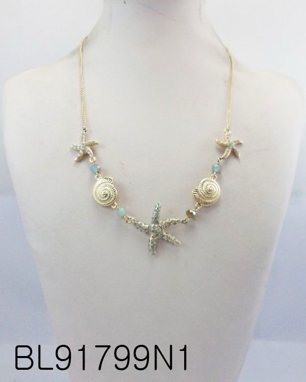 Ce collier doré de style bohème de chez SHEIN présente des pendentifs en forme d'étoiles de mer et de coquillages.