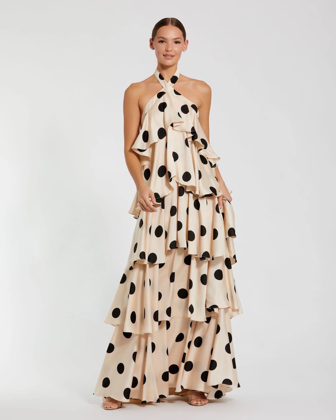 Cette robe longue à pois Mac Duggal, en charmeuse beige avec des volants superposés, est actuellement disponible pour environ 498 $ US.