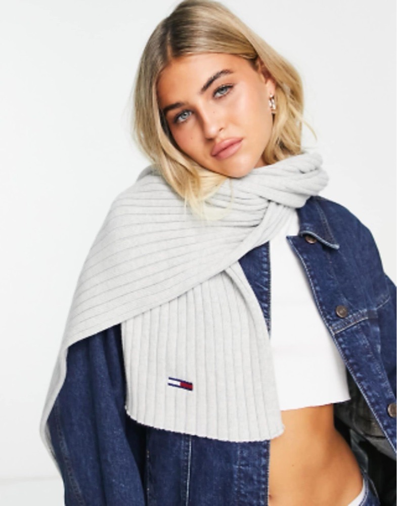 Une écharpe Tommy Hilfiger côtelée blanche.🎀