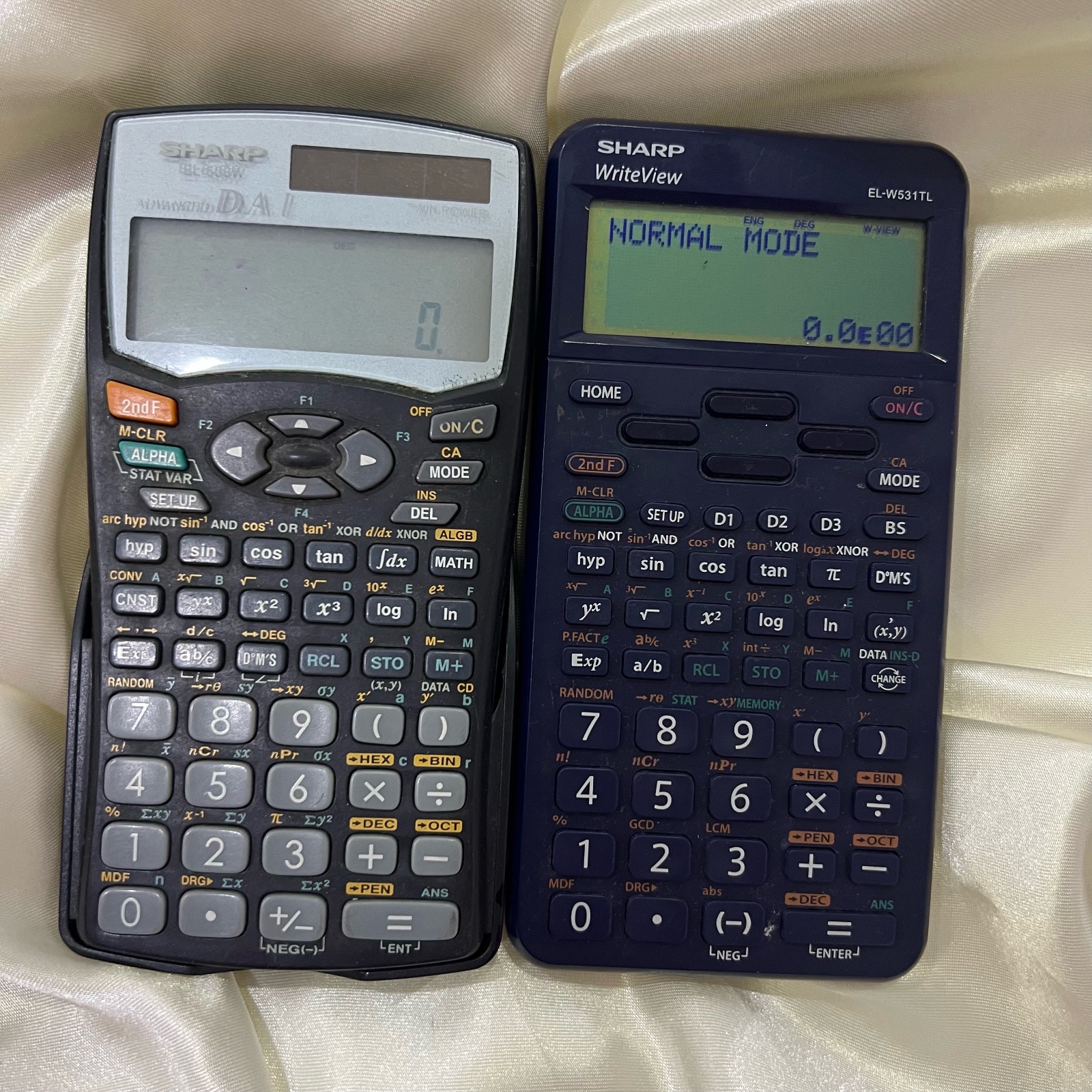 2 calculatrice en bonne état sharp