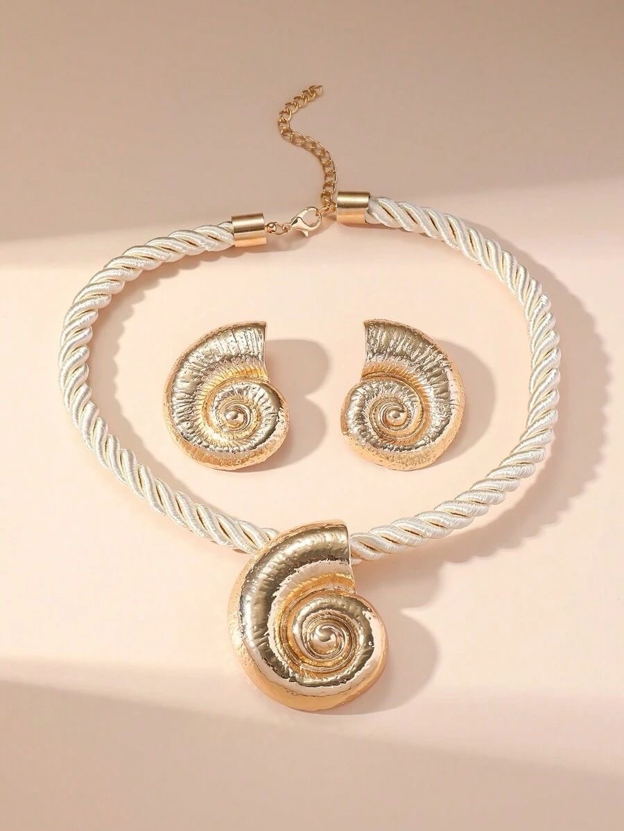 Cet ensemble de bijoux bohème SHEIN, disponible en ligne, comprend un collier à cordon blanc et des boucles d'oreilles assorties avec un design de coquillage doré