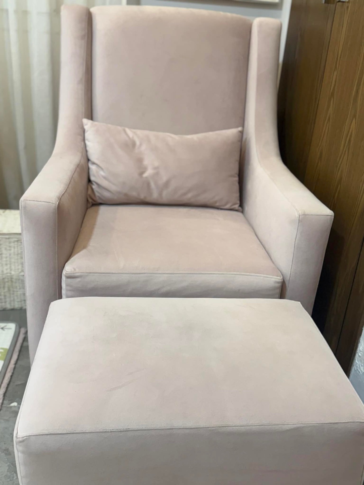 Fauteuil avec son petit pouf pour chambre bébé fille ou fillette