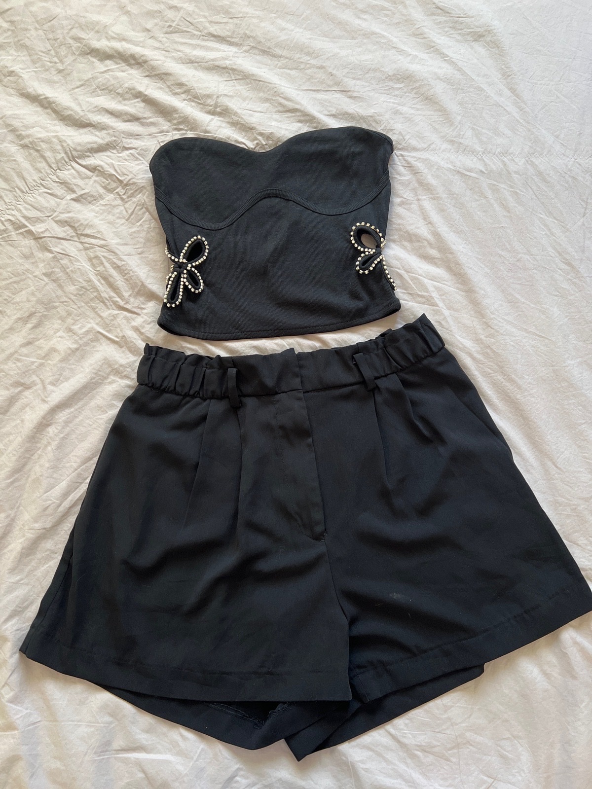 Top noir avec des strase avec un short 
