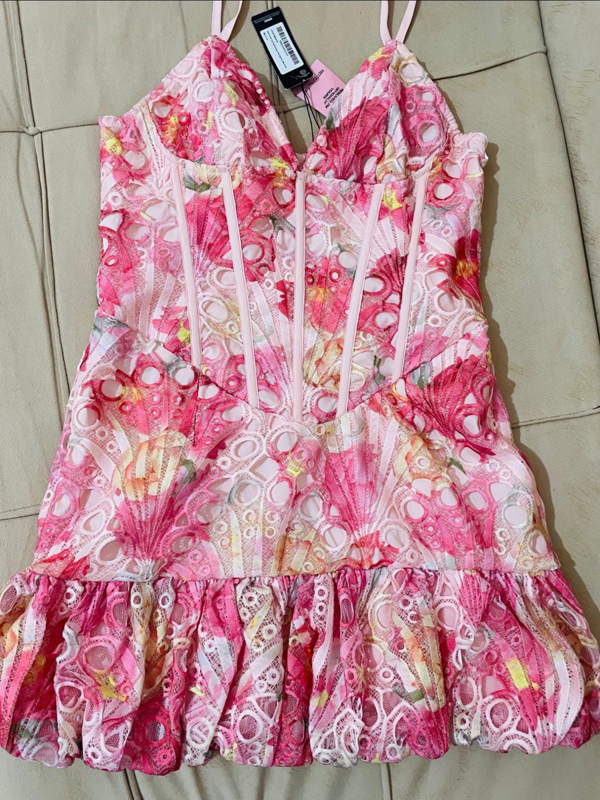 Une robe de la marque pretty little thing neuve avec étiquette 