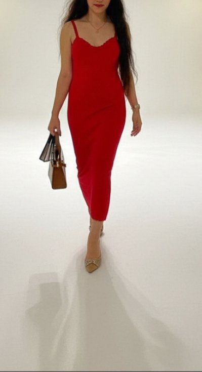 Je vends ce robe Zara taille M neuve édition limitée (christmas) acheté de Zara champs Elysées paris très peu portée 