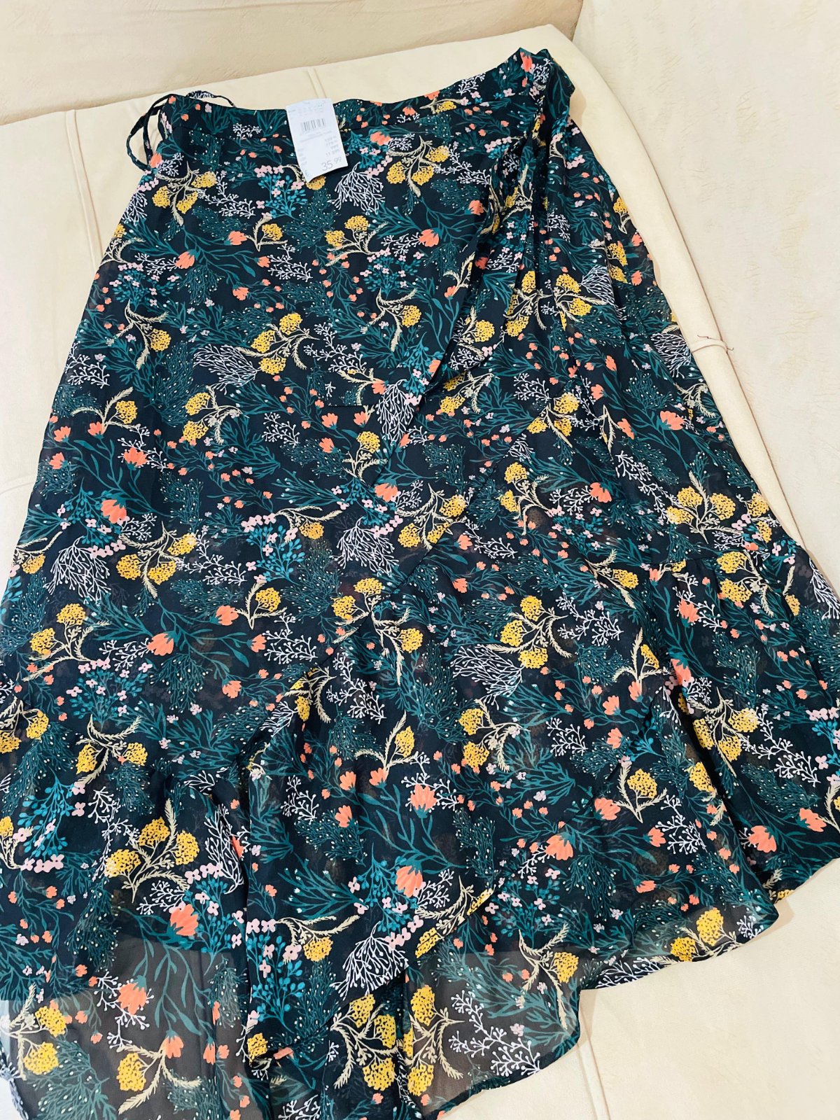 Jupe fleuri style portefeuille de la marque camaïeu importé taille 44 xxl 