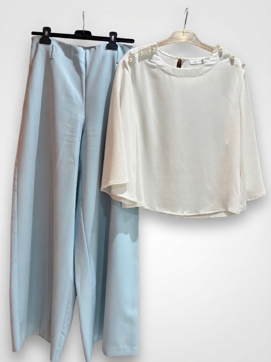 Ensembel blanc et bleu ciel