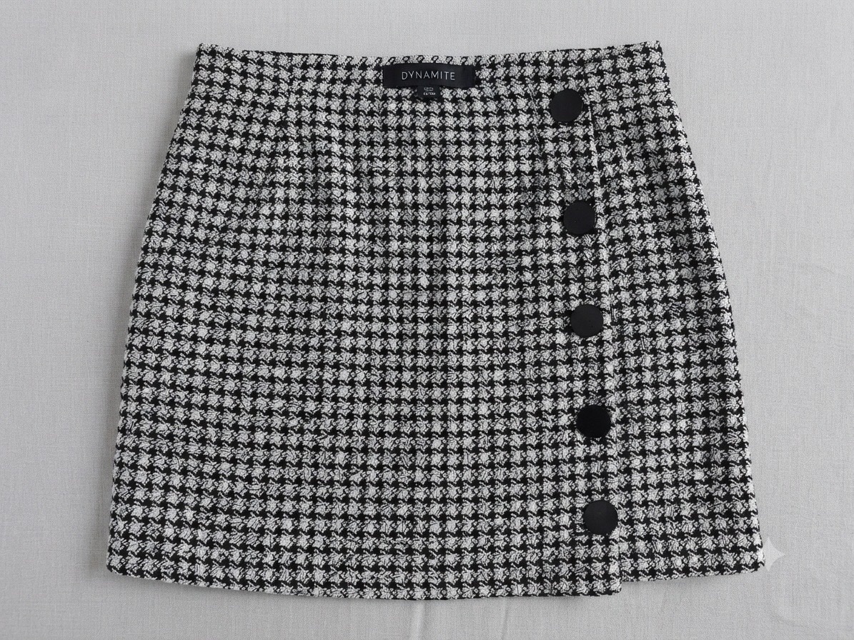 ✨ Sublime mini-jupe en tweed au motif pied-de-poule noir et blanc, de la marque DYNAMITE.