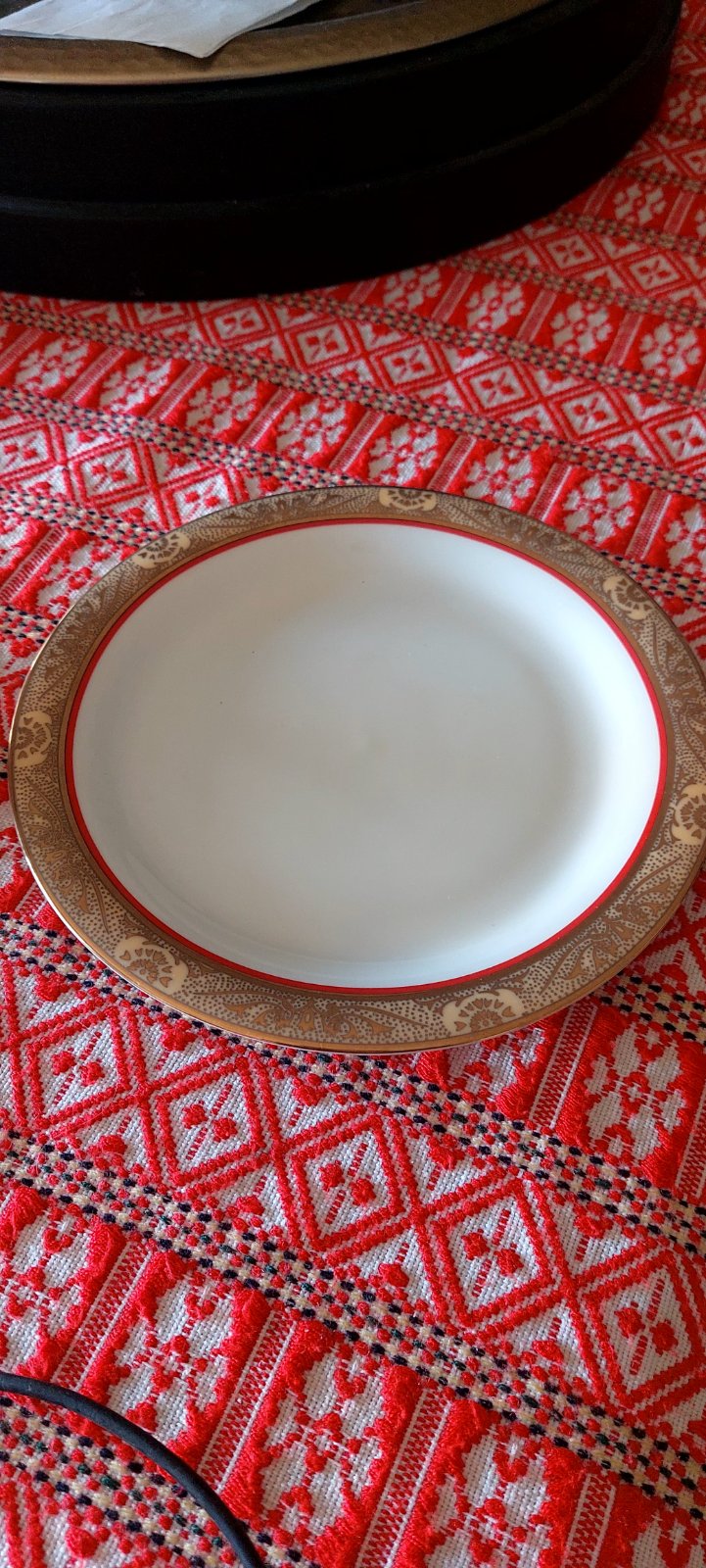 Assiettes en porcelaine plaqué or 24k marque Queens 