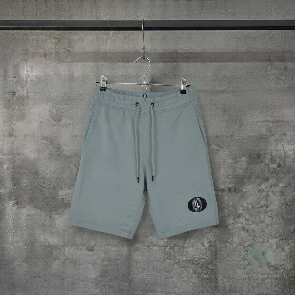 Volcom Stone Stacker Fleece Shorts en vert sauge doté d'un cordon de serrage et d'un logo ovale contrasté sur la cuisse gauche.