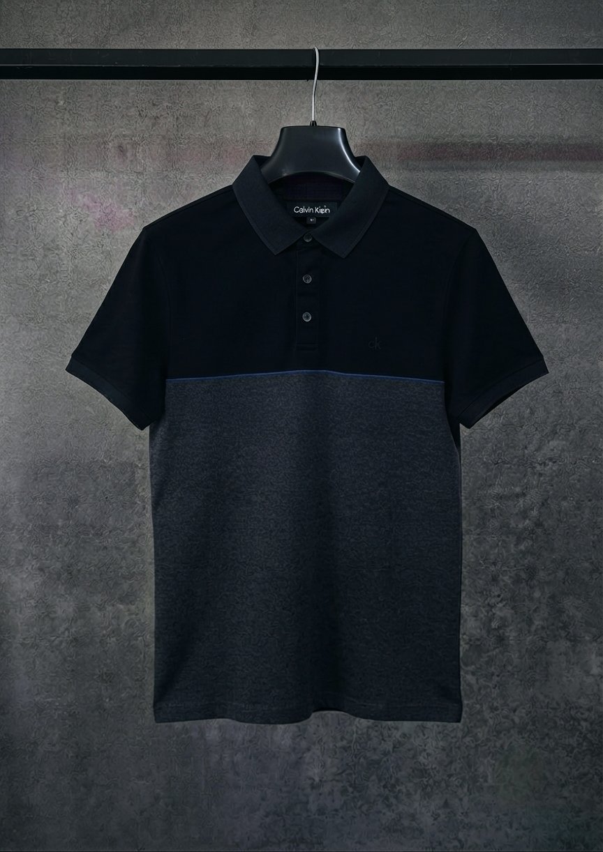 Ce polo Calvin Klein est un modèle "Colour Block Mix Media" noir et gris, comportant un logo discret