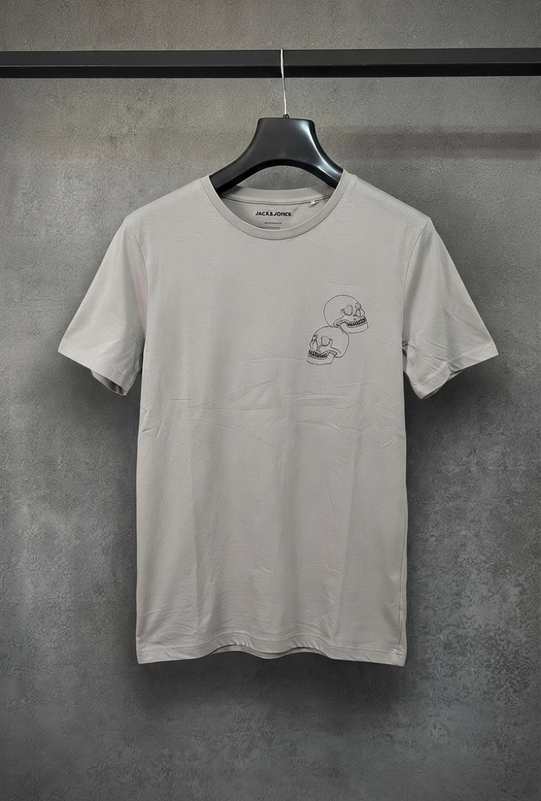 Ce t-shirt Jack & Jones de couleur beige présente un motif de double tête de mort discret sur la poitrine.