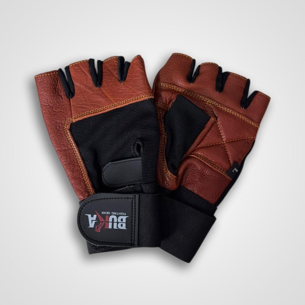 Ces gants de musculation Buka Fighting Gear en cuir marron et noir disposent d'une sangle Velcro sécurisée pour le soutien des poignets