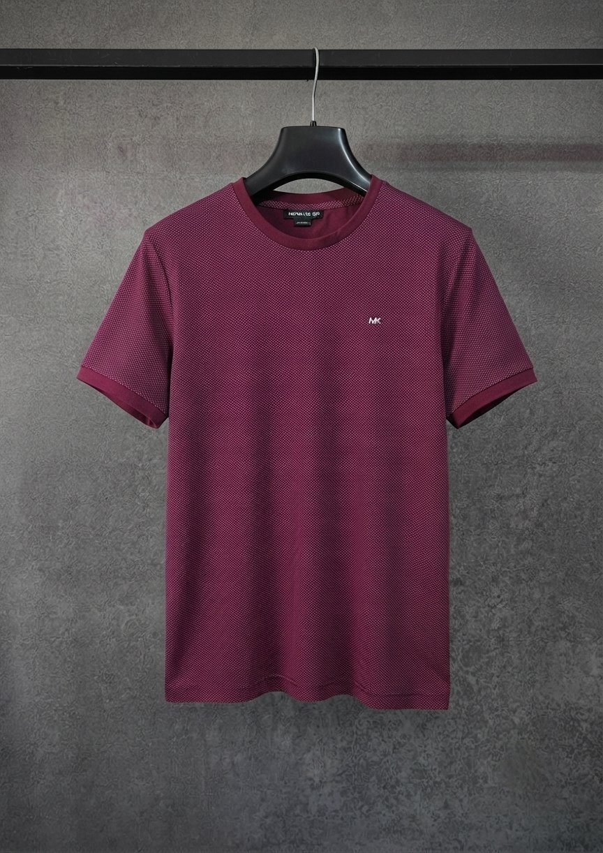Ce t-shirt bordeaux à col rond de Michael Kors se distingue par son élégante texture micropointillée et son logo MK discret sur la poitrine.