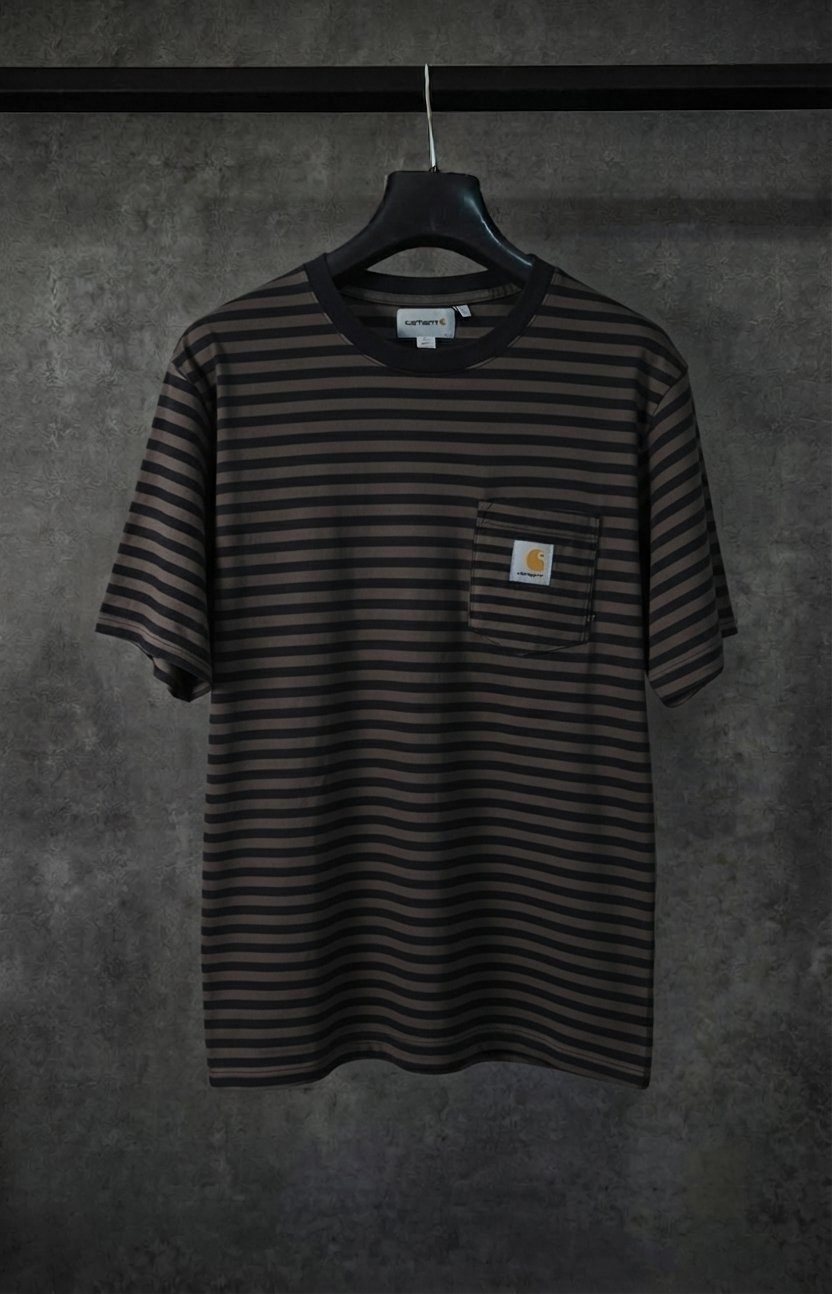 Ce t-shirt Carhartt WIP Verner à poche rayée arbore un motif rayé noir et marron.