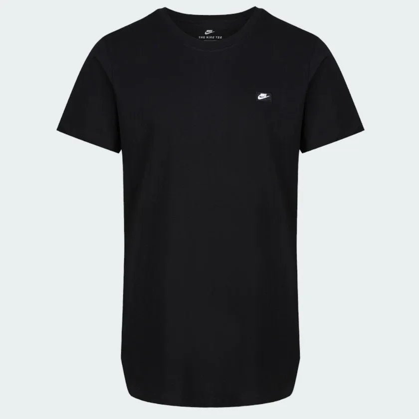 T-shirt Nike Club noir avec un petit logo Swoosh blanc brodé sur la poitrine.