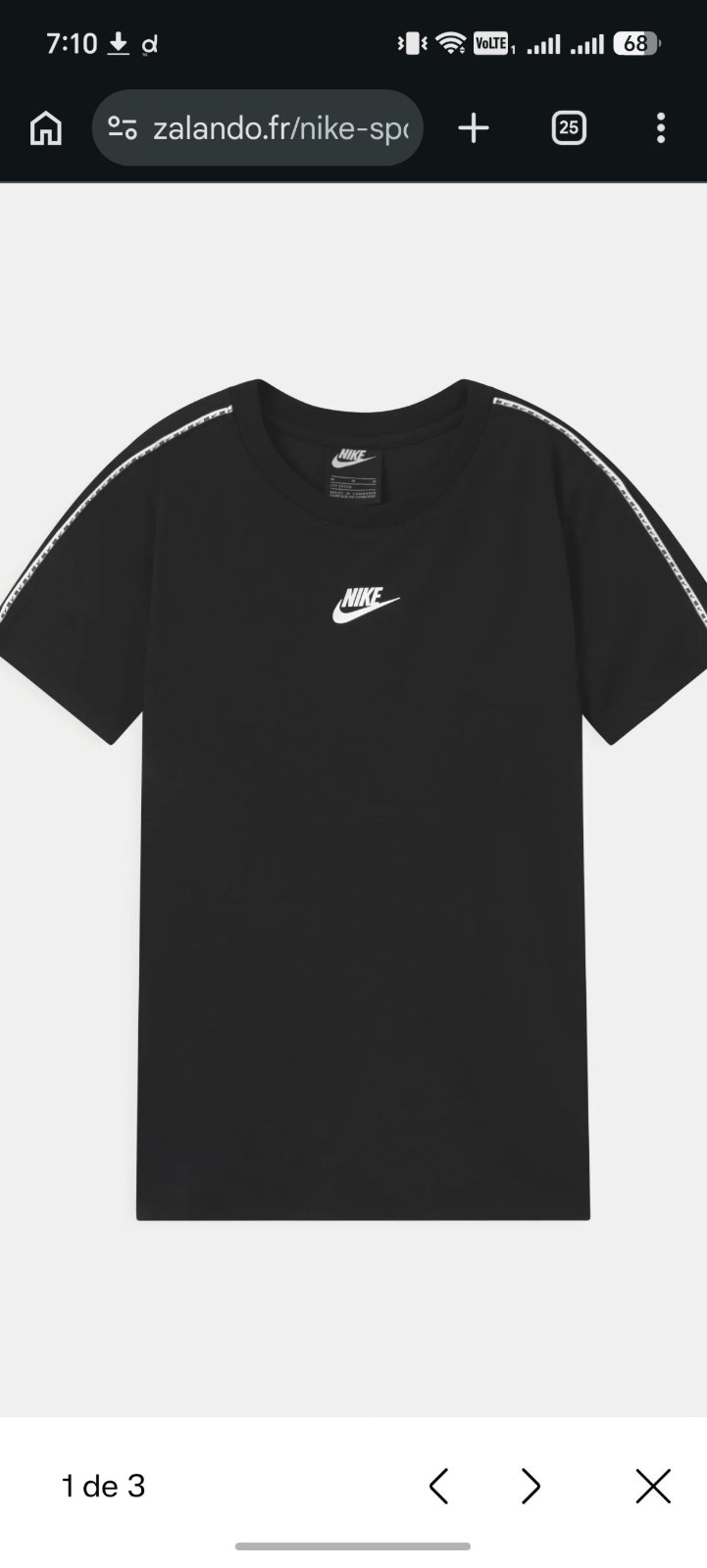 Ce t-shirt noir à manches courtes est le modèle Nike Sportswear Repeat (référence CZ7825-010), reconnaissable à ses bandes logotées le long des épaules et à son petit logo Swoosh brodé sur la poitrine.