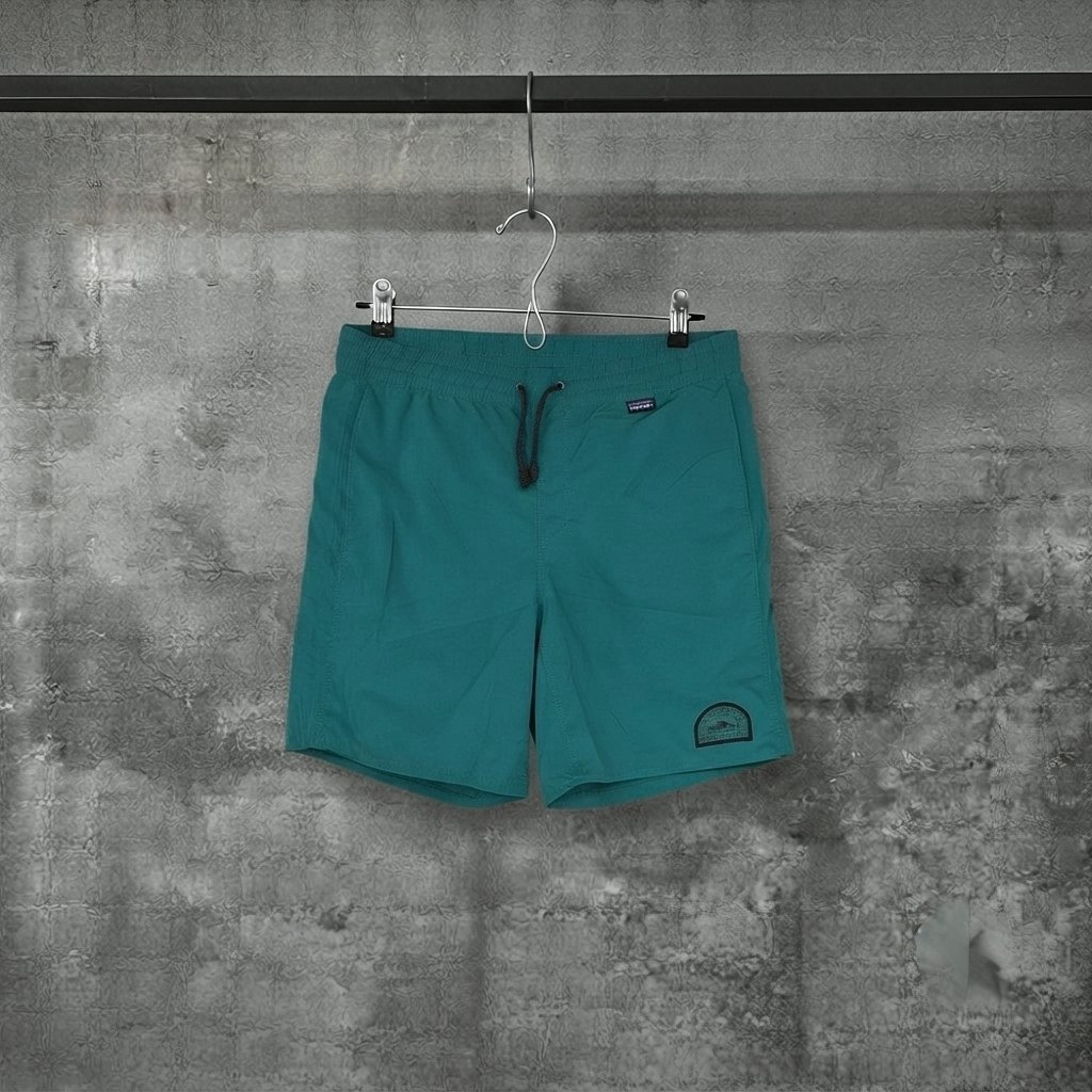 Ce short est un Patagonia Men's Hydropeak Volley Shorts, reconnaissable à son patch logo rond distinctif sur la jambe
