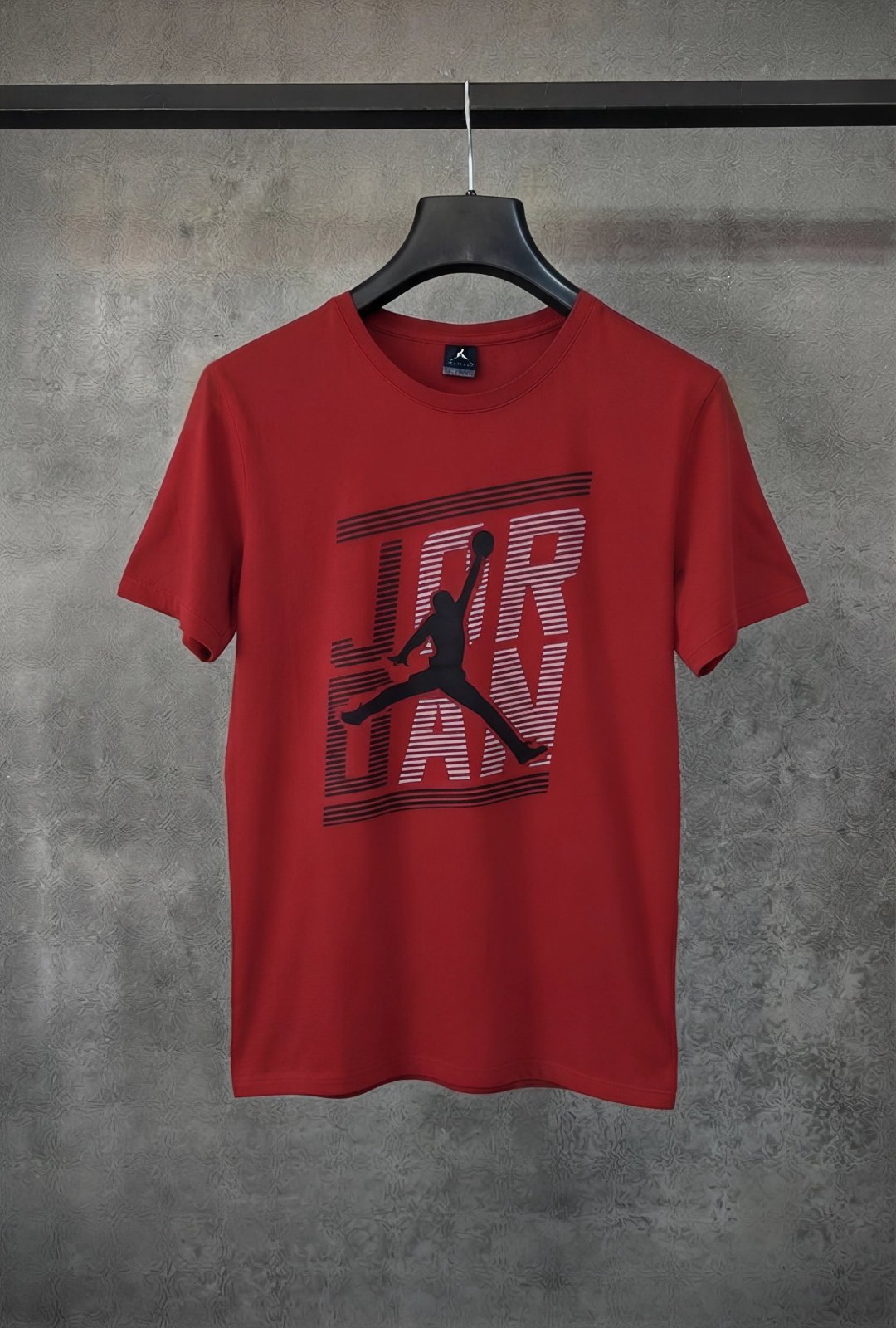 Ce t-shirt rouge est le Jordan Sportswear Iconic Jumpman Tee de la marque Jordan