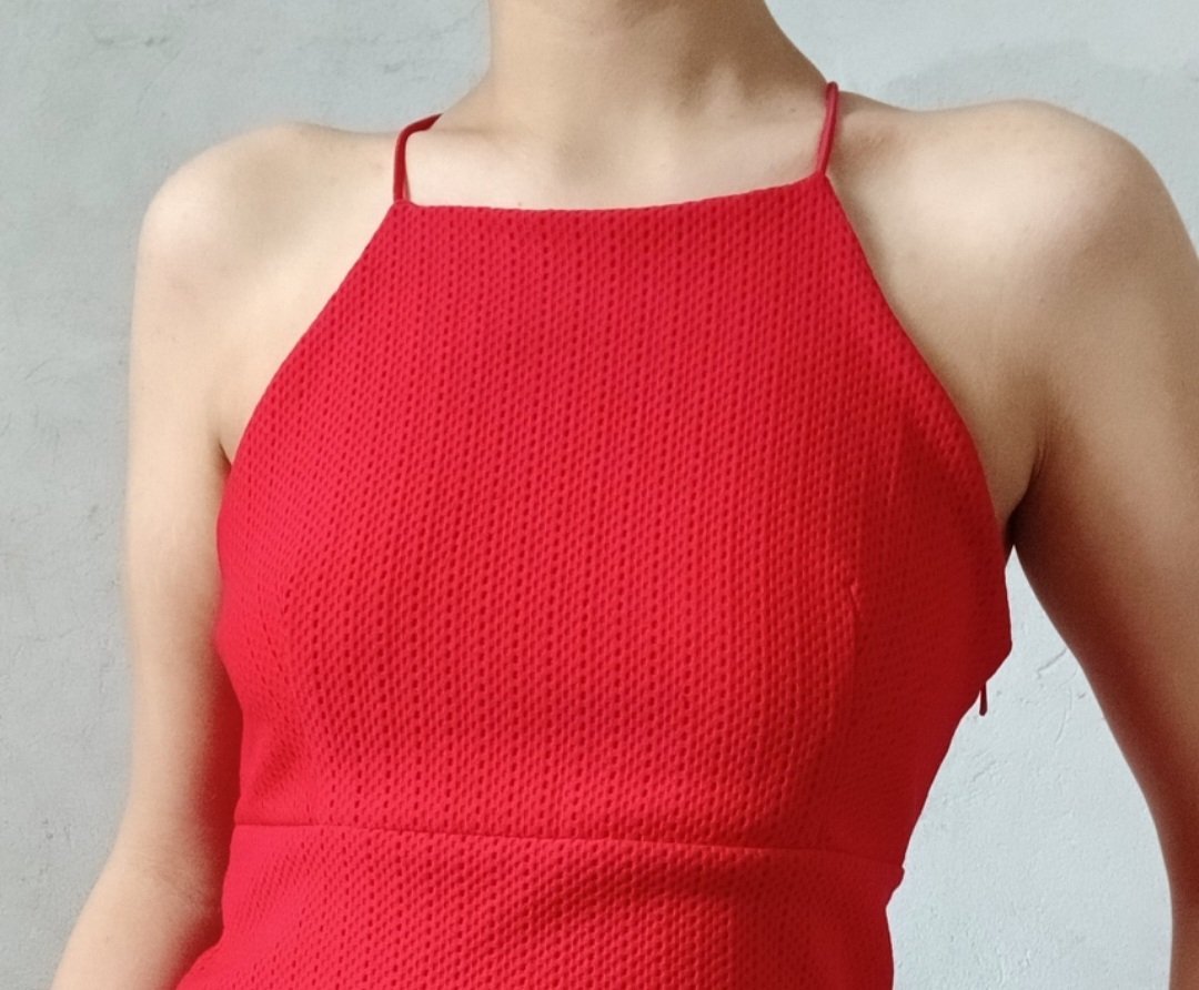 Robe rouge élégante à double épaisseur avec dos raffiné
