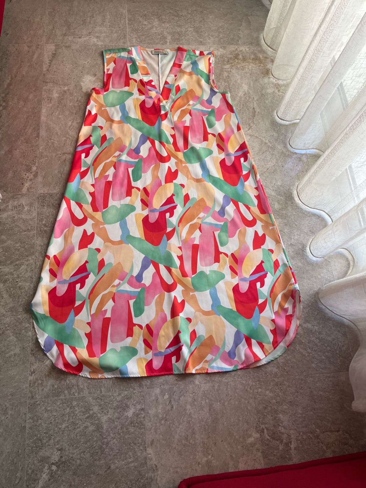 Robe estivale facile a porter qui est elle meme tres peu porter de la taille S et convient a la taille M aussi