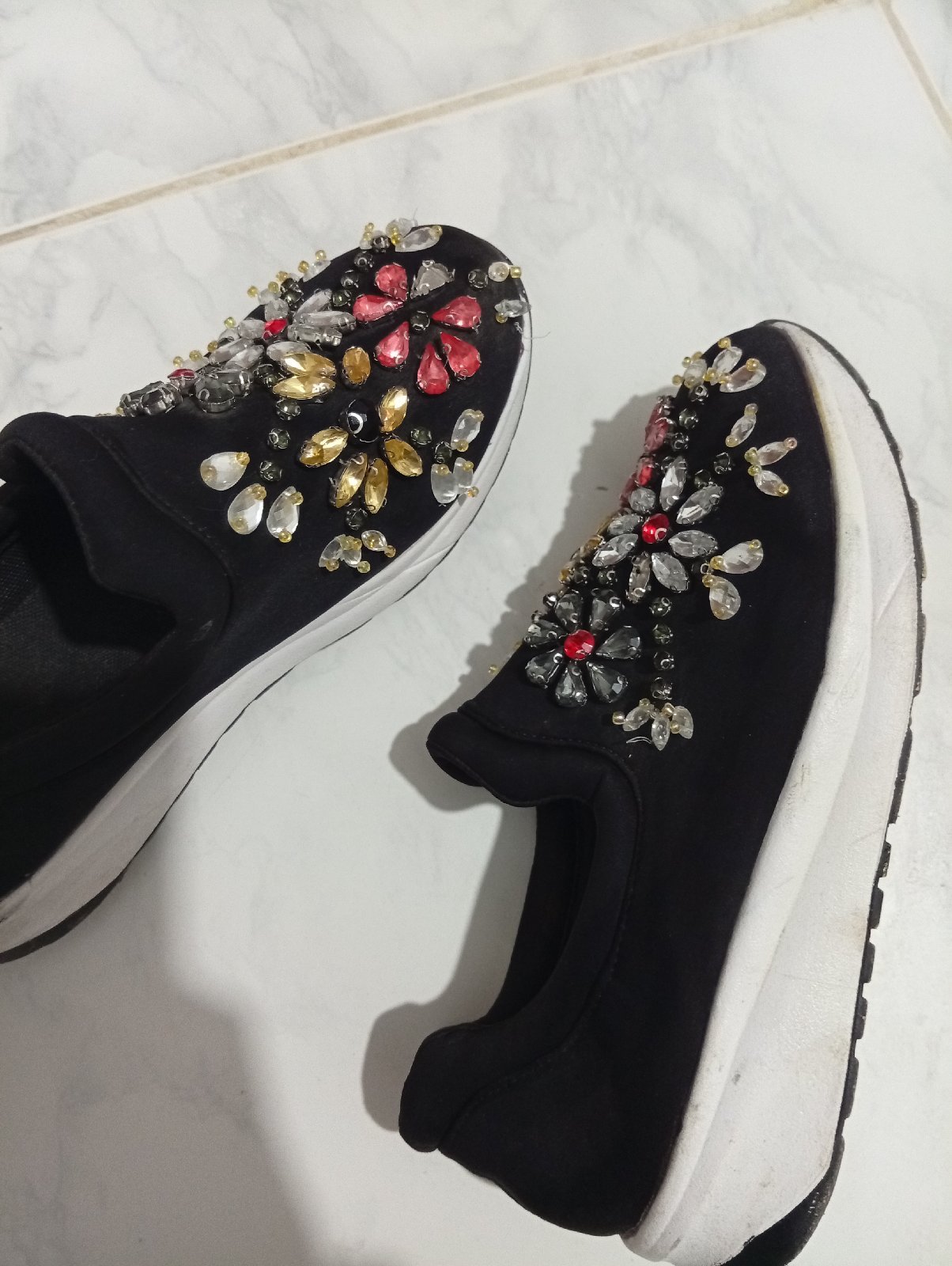Slip on noir avec des fleurs en choirevski