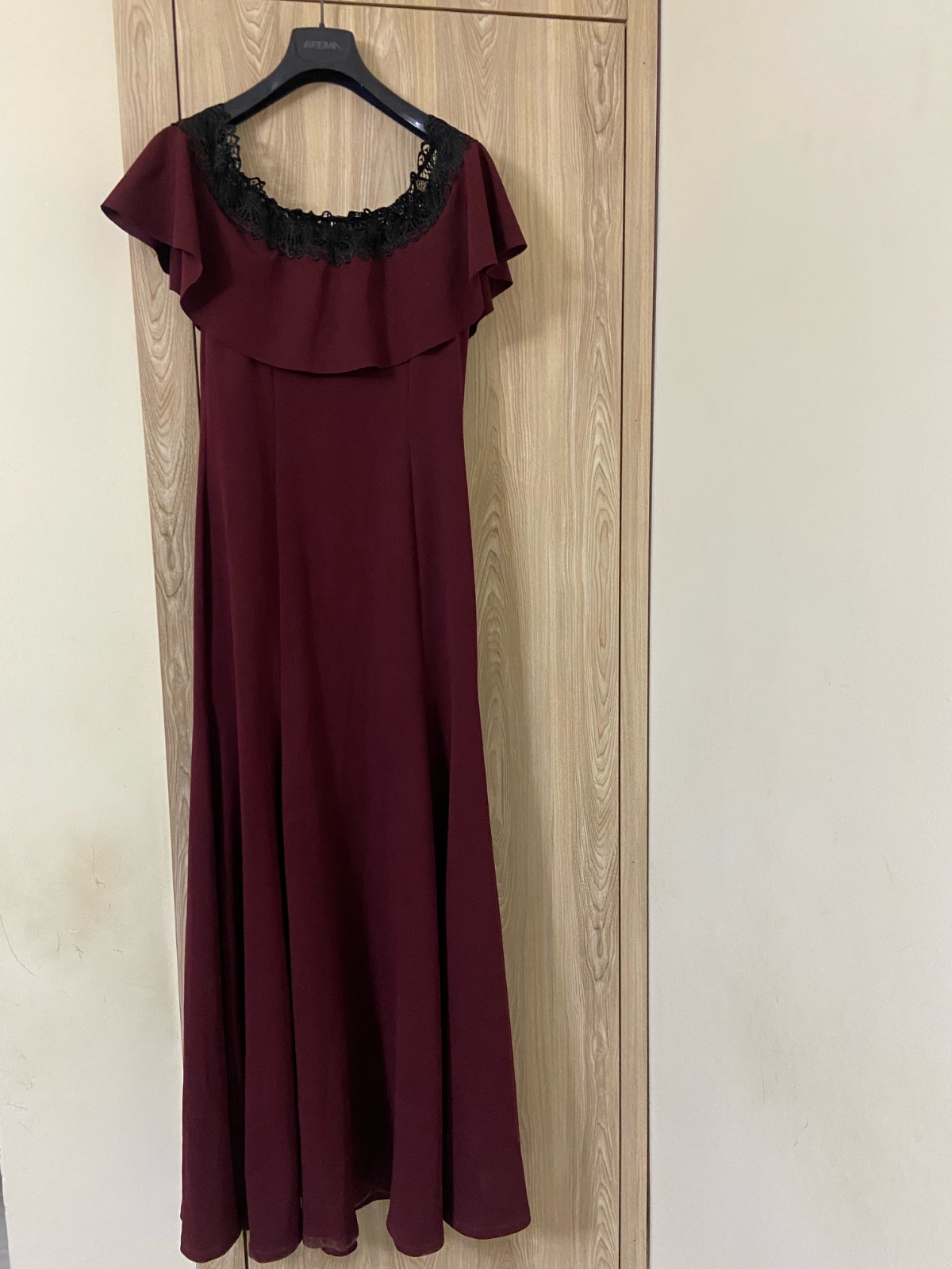 Robe rouge bordeau avec dantel noir 