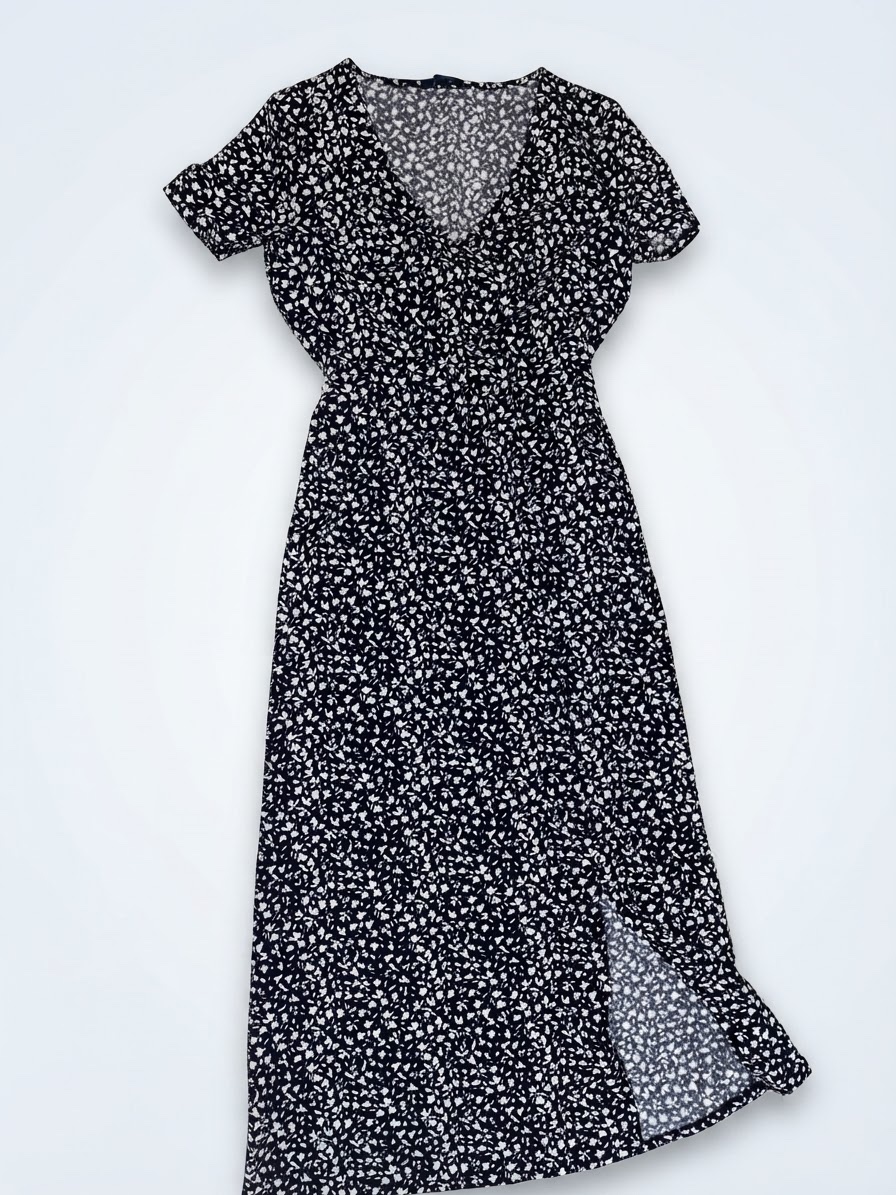 Robe noire fleurie à manches courtes