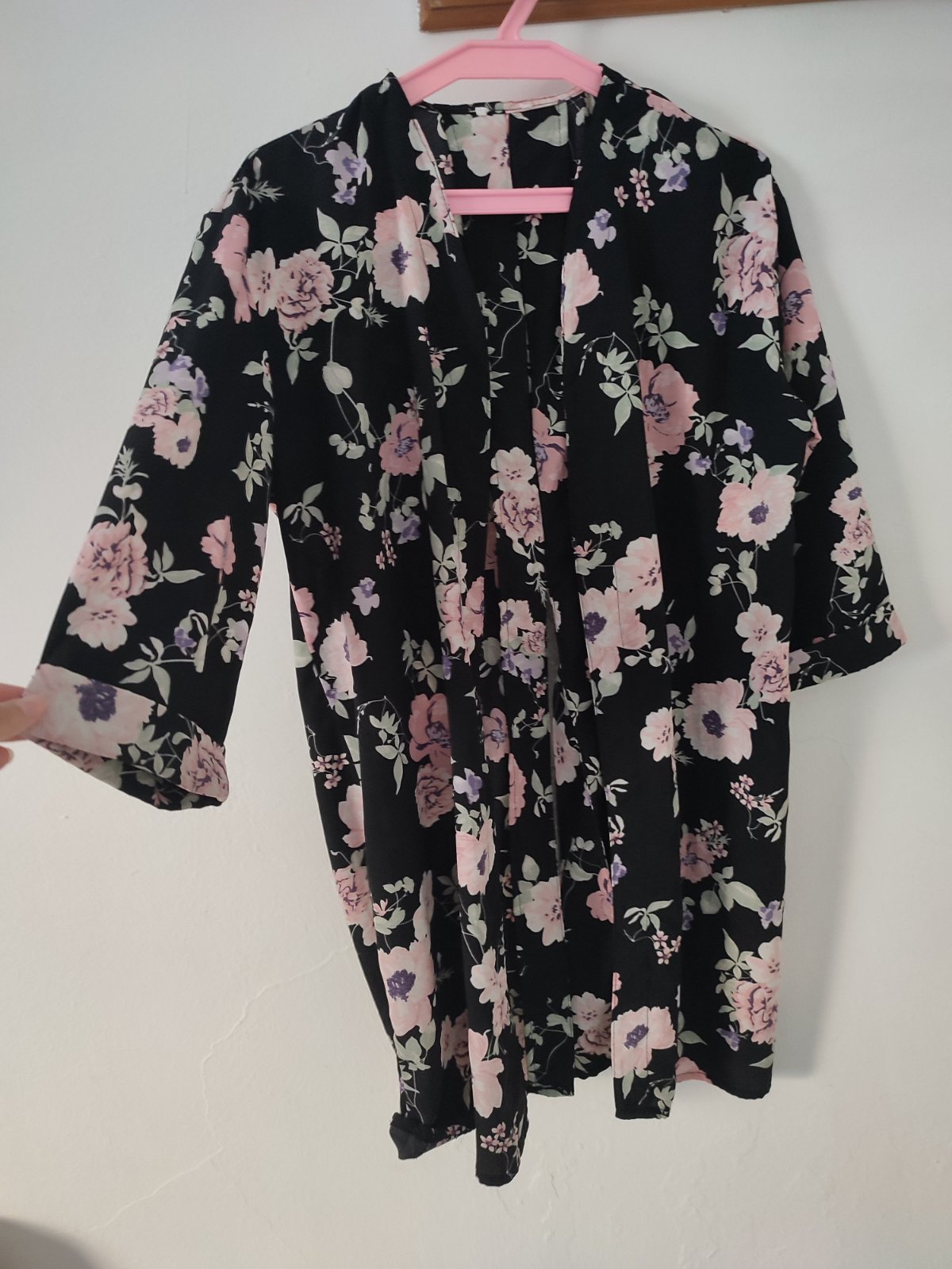Kimono noir à imprimé fleuri avec fente au dos