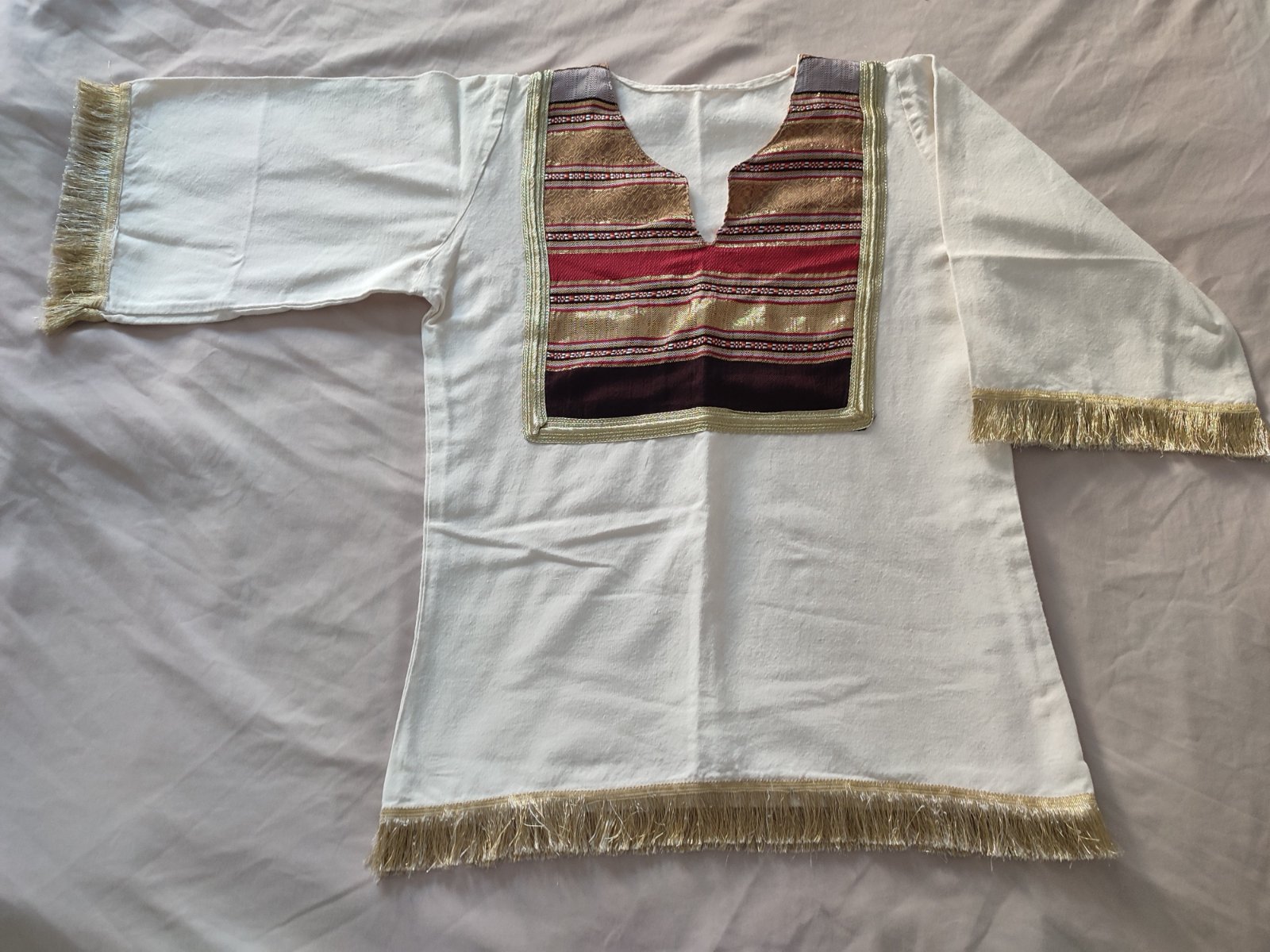 Tunique traditionnelle blanche avec ceinture doré 