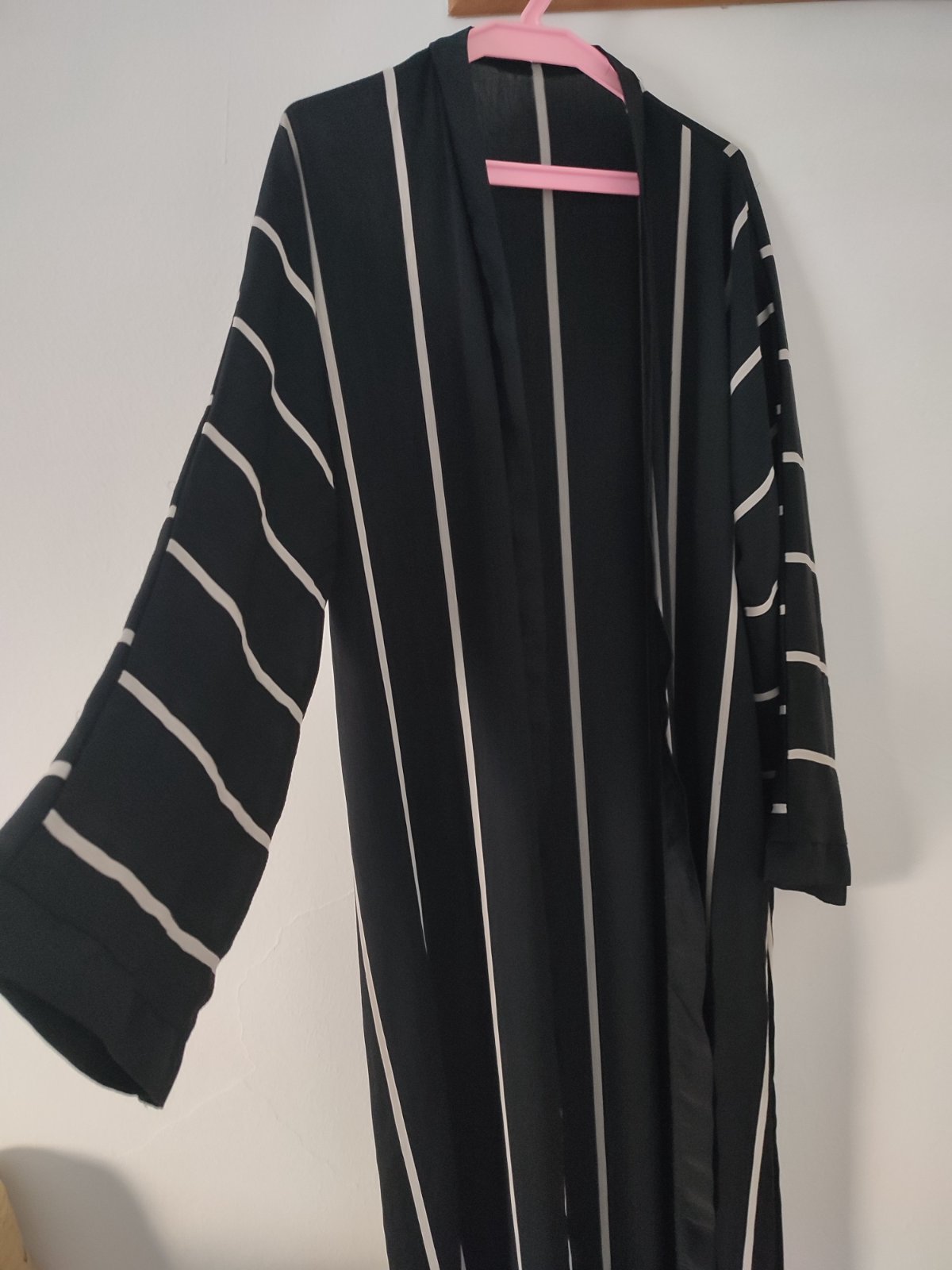 Abaya ouverte noire à rayures blanches verticales