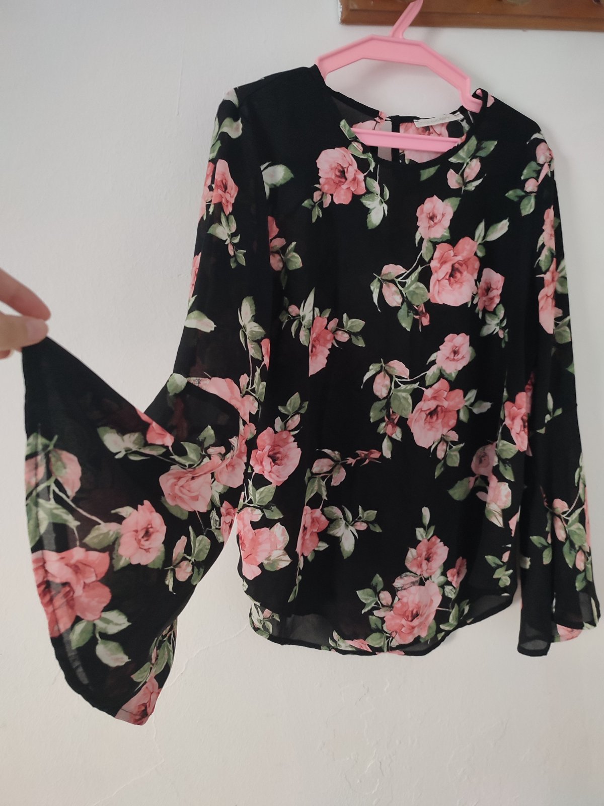 Blouse noire à imprimé floral rose et manches évasées