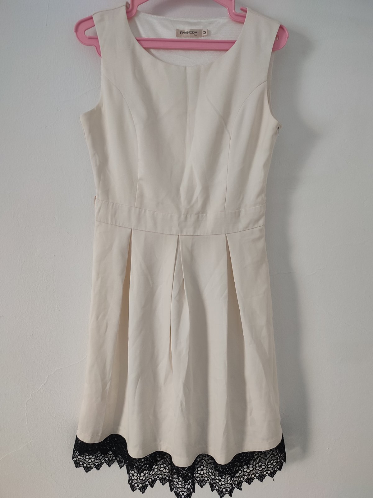 Robe cloche blanche avec dentelle noire 