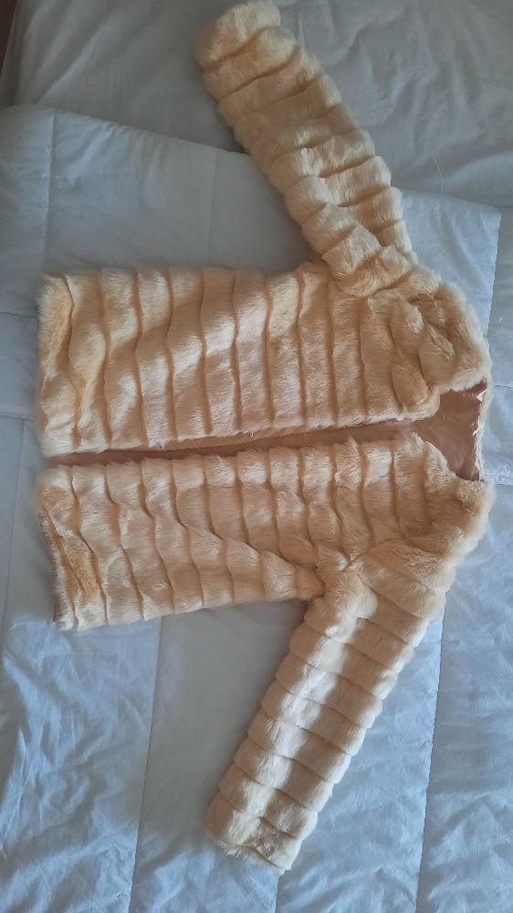 Manteau en blanc cassé ou beige