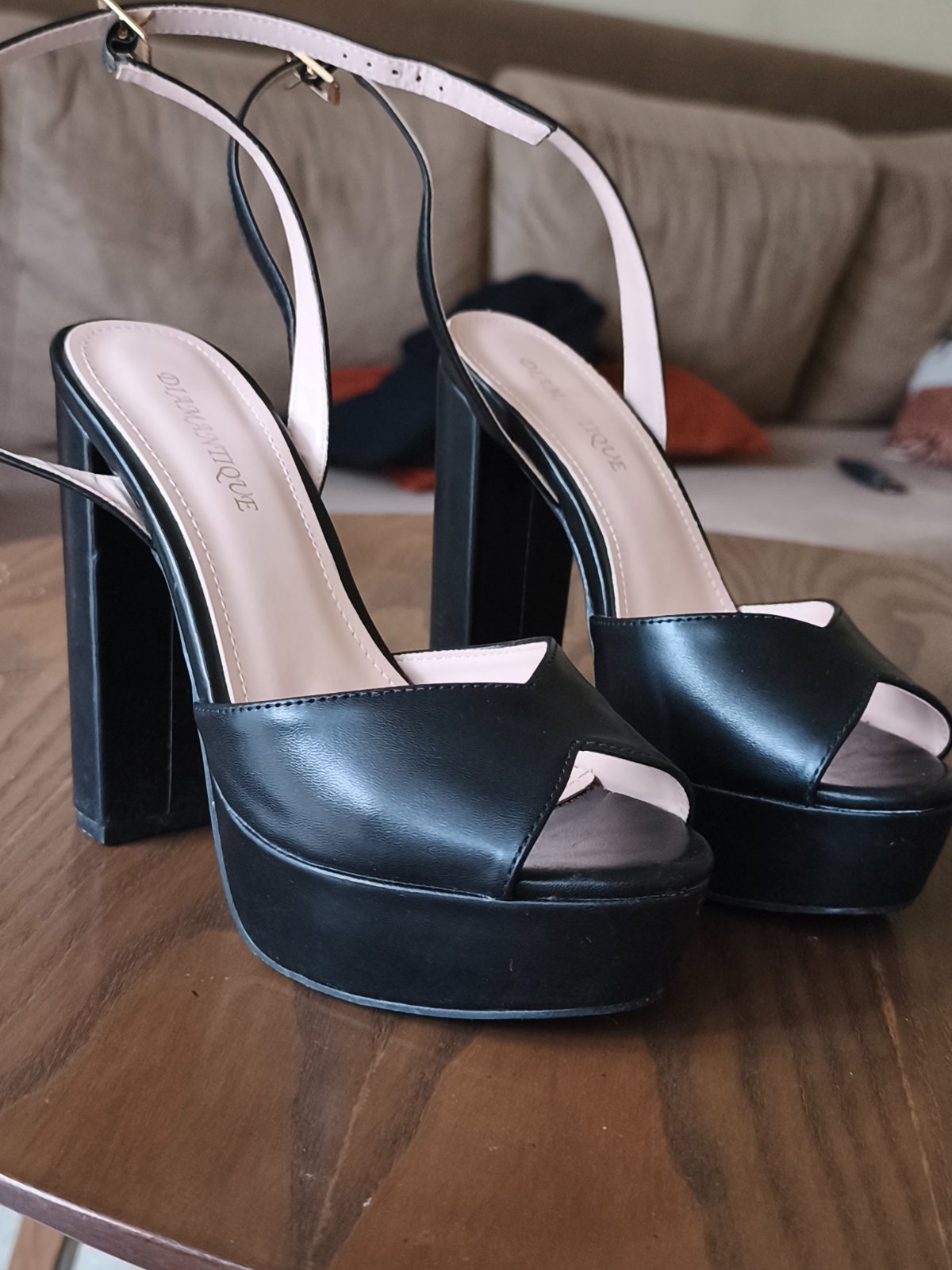 Paires de sandales noires a talons hauts 