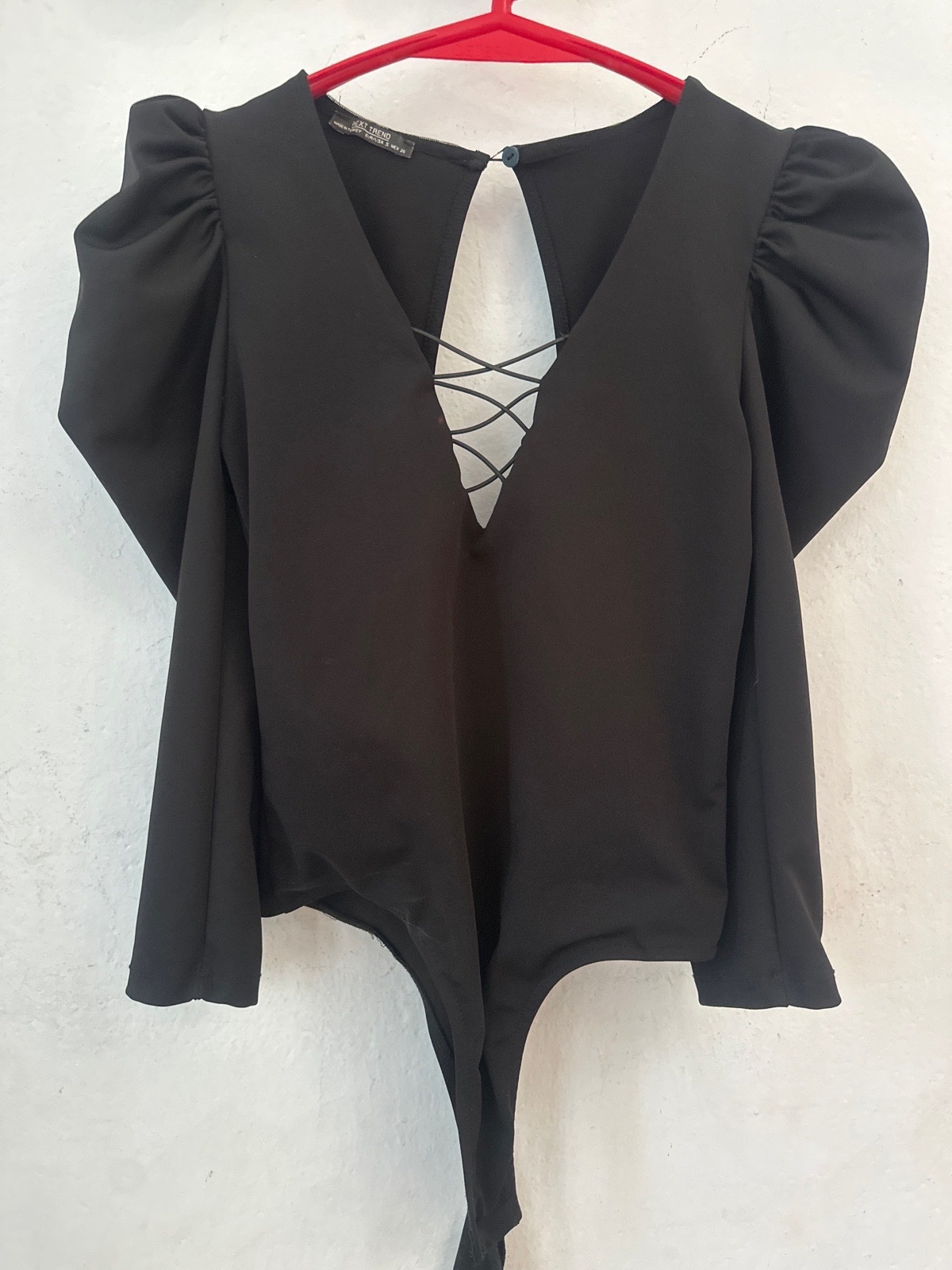 Pull noir tres elegent 